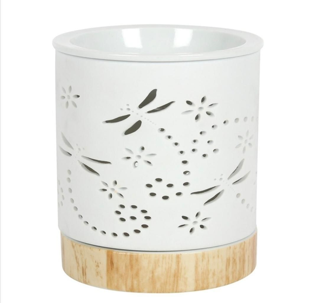 Brûle-parfum artisanal blanc avec motifs ajourés et base en bois clair