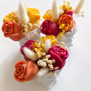 Visage décoratif coulé en jesmonite, agrémenté d’un bouquet de fondants parfumés et de fleurs séchées colorées