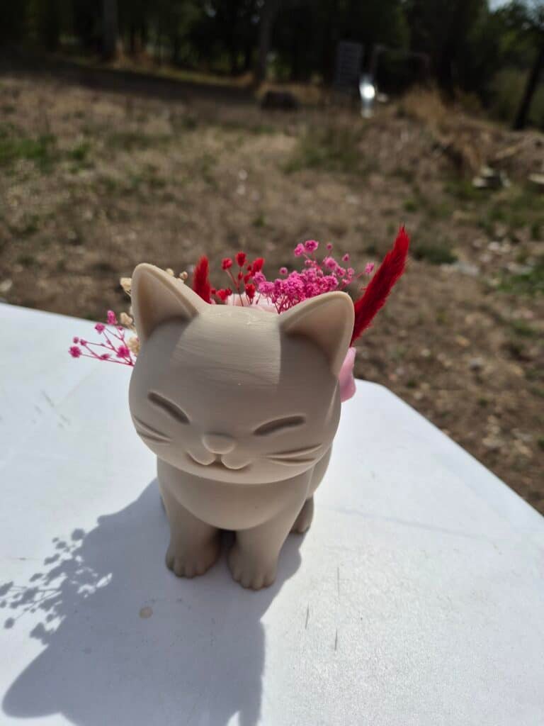 Composition florale artisanale en forme de chat, décorée de fleurs en cire de soja parfumée roses et blanches et de fleurs séchées